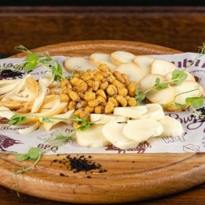 Плато копчених сирів